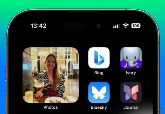 在 iPhone 主屏幕照片小组件中展示指定照片 在 iPhone 主屏幕照片小组件中展示指定照片